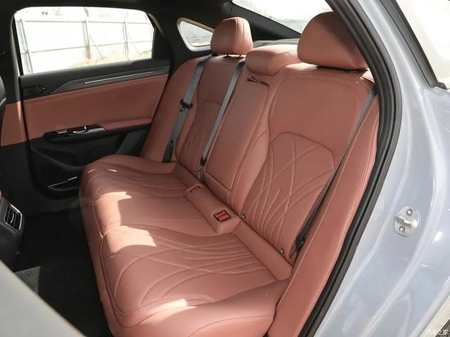 银河L6 7.98万起！10万家用车来新车，比亚迪秦PLUS DM-i怕不怕？