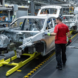 电动汽车需求疲软，保时捷将在德国裁员1900人