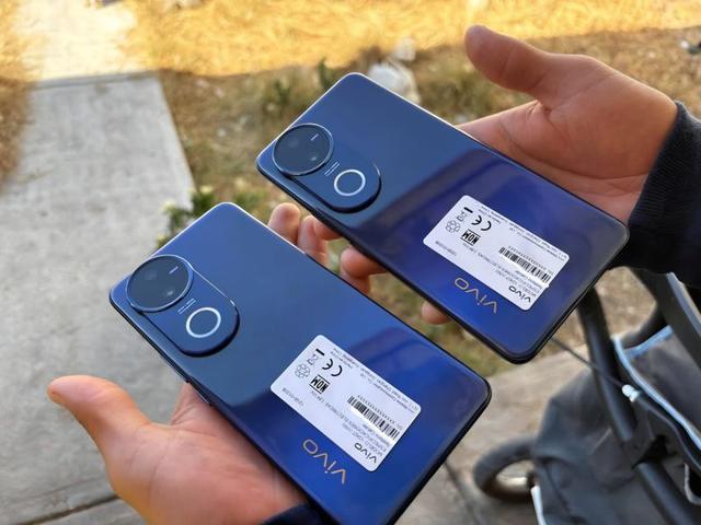蓝色版本vivo V50 5G手机真机照片曝光