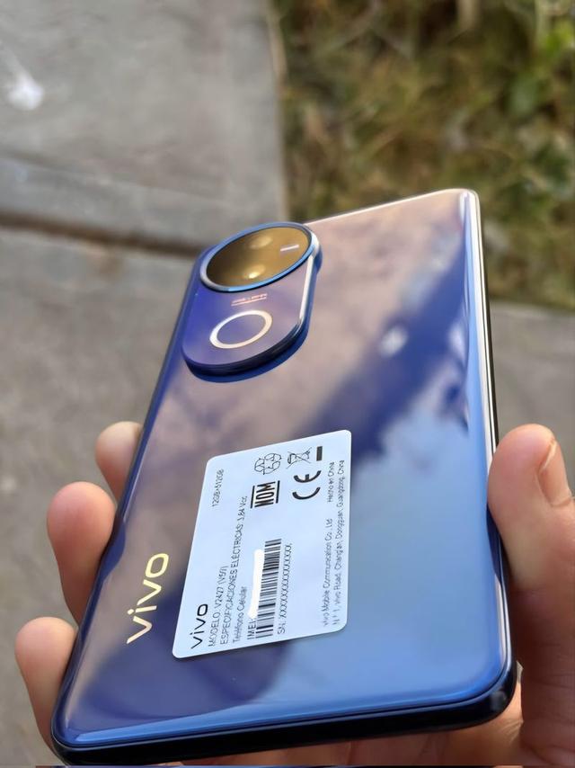 蓝色版本vivo V50 5G手机真机照片曝光