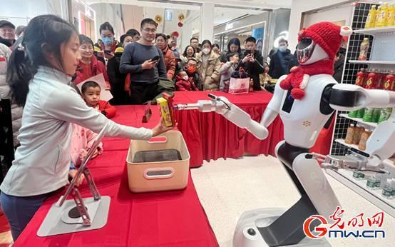 组图丨机器人“组团”来贺岁 这个中国年满满科技感