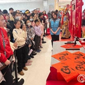 组图丨机器人“组团”来贺岁 这个中国年满满科技感