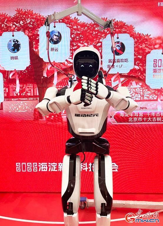 组图丨机器人“组团”来贺岁 这个中国年满满科技感
