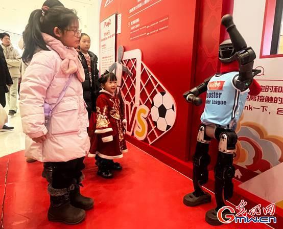 组图丨机器人“组团”来贺岁 这个中国年满满科技感