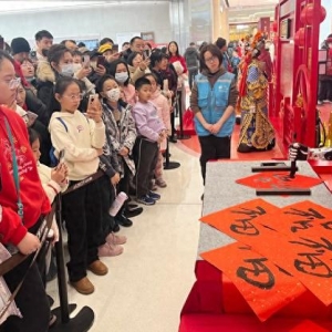 机器人写“福”送福 为春节增加一抹科技亮色