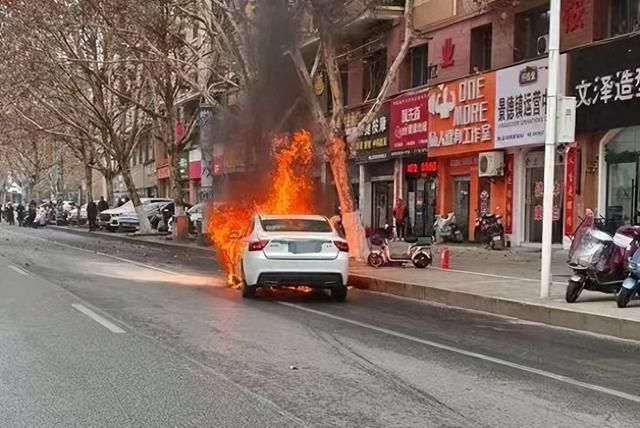 景德镇一汽车在行驶中突然起火，消防紧急出动！车主们谨记这些事