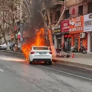 景德镇一汽车在行驶中突然起火，消防紧急出动！车主们谨记这些事