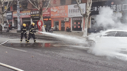 景德镇一汽车在行驶中突然起火，消防紧急出动！车主们谨记这些事