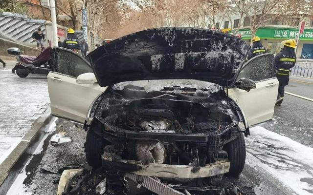 景德镇一汽车在行驶中突然起火，消防紧急出动！车主们谨记这些事
