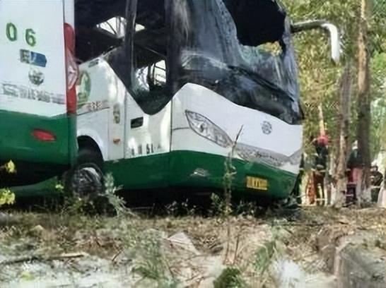 景德镇一汽车在行驶中突然起火，消防紧急出动！车主们谨记这些事