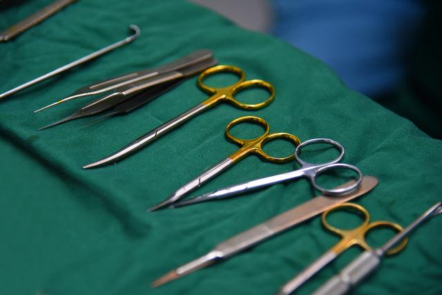 悬崖边的万亿汽车供应链，降本能否逆天改命？