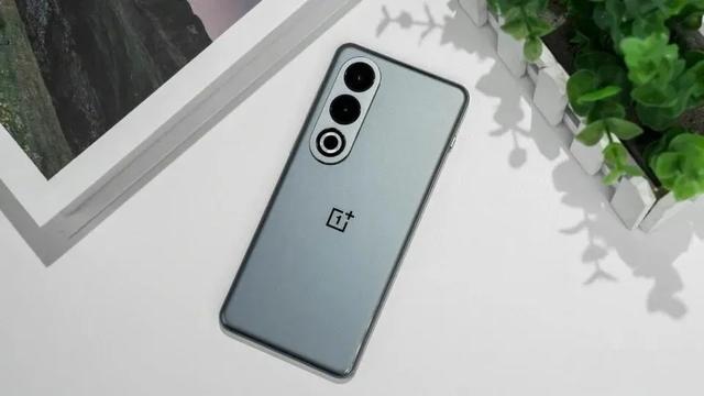 手机不用买太贵，4款热度高、性价比“俱佳”的手机