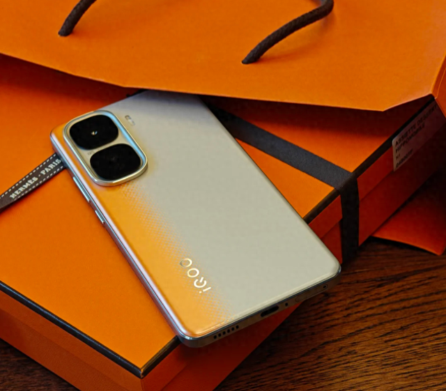 2025目前热度“最高”的3款手机，配置高系统流畅，拍照强大