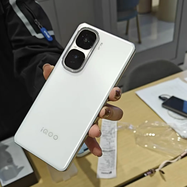 2025目前热度“最高”的3款手机，配置高系统流畅，拍照强大