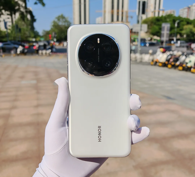 2025目前热度“最高”的3款手机，配置高系统流畅，拍照强大