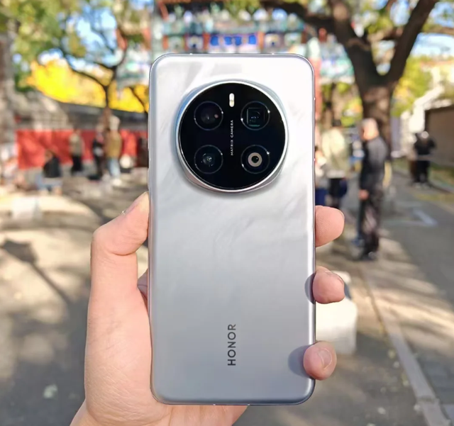 2025目前热度“最高”的3款手机，配置高系统流畅，拍照强大