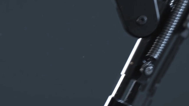 没有感情全是高科技！机器人不语只是一味“加速”