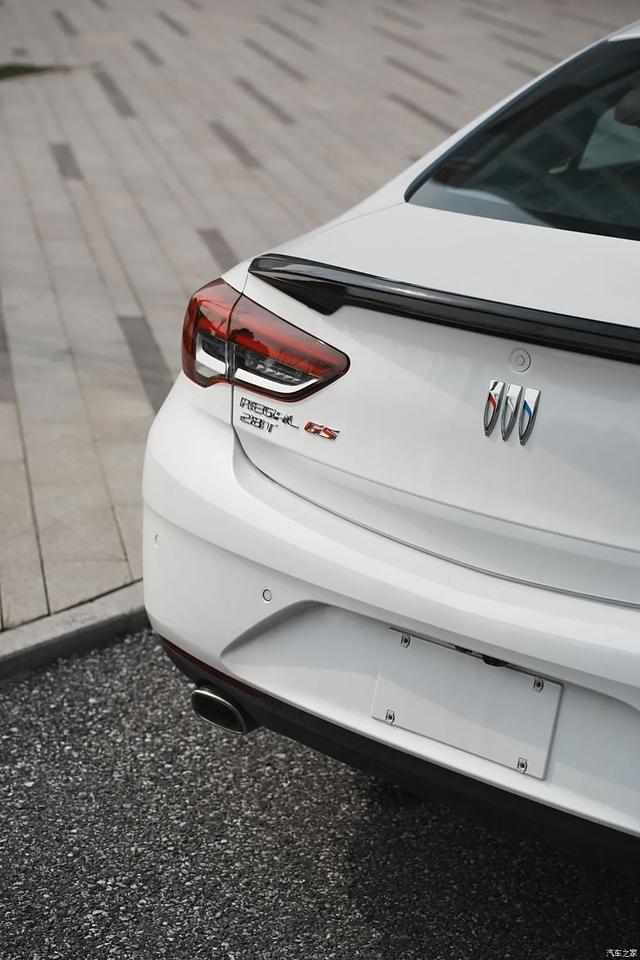 君威GS 2.0T+9AT，237马力，双边双出排气，选它还是选天籁？