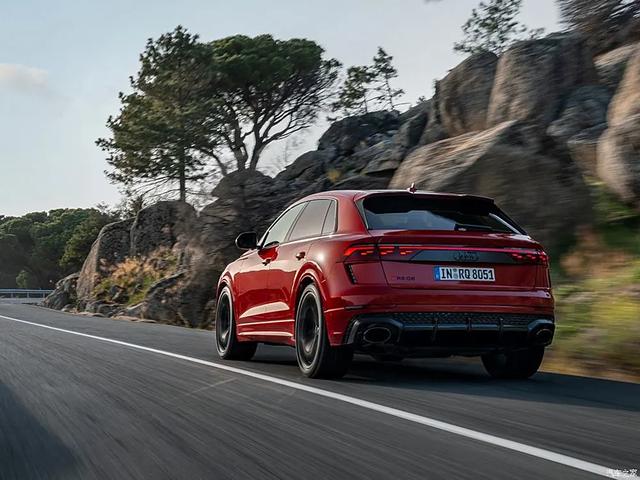 奥迪：只管踩油剩下交给quattro！4.0T大V8 优雅与“残暴”并存！