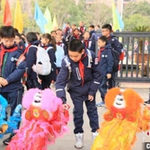 机器人忙开学 浙江科技“迎新”