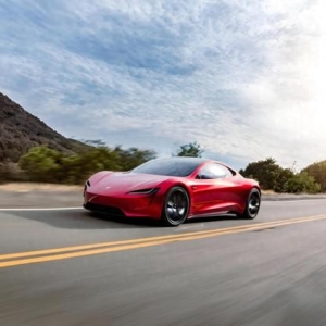 特斯拉FSD在国内测试遇挑战，汽车博主连夜处理违章