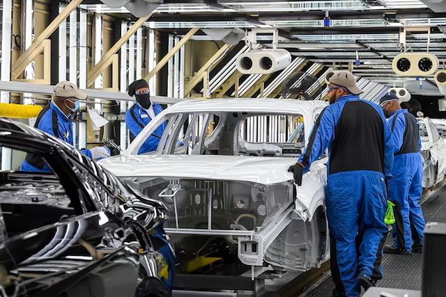 特朗普大举加征汽车关税，损人不利己