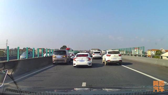 智驾普及对车主有啥好处？给你总结好了，别不信：保费都能更低