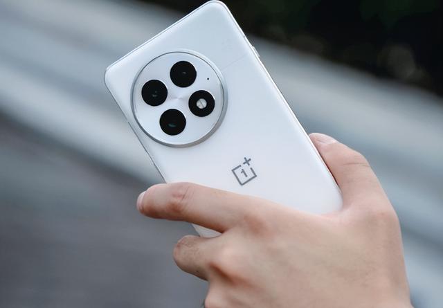 2025换手机别小气，这4款都是“旗舰手机”代表，轻松用3年不卡顿