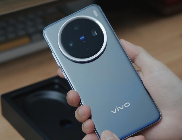 2025换手机别小气，这4款都是“旗舰手机”代表，轻松用3年不卡顿