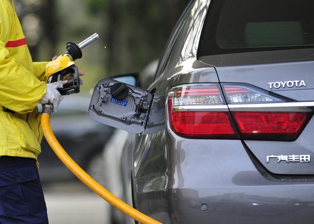 2025年汽车选购终极指南：燃油VS新能源，谁才是普通人的最优解？