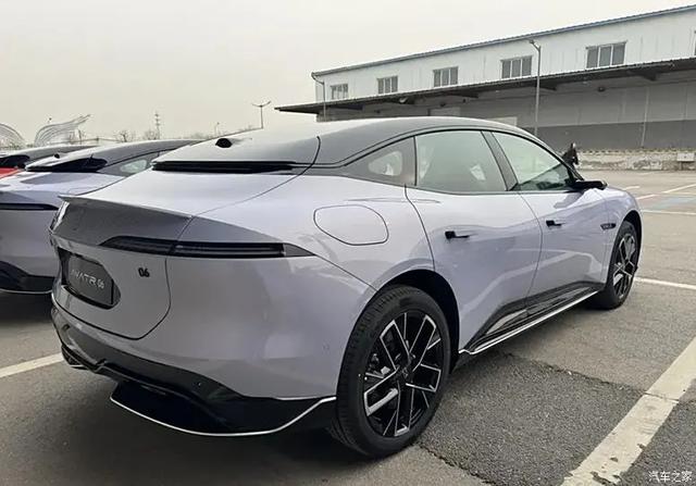 阿维塔06 轴距2米94，360°环拥式座舱，大悬浮屏，25万值不值？