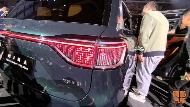 问界M9放大招，硬件可升级颠覆汽车行业，网友：其他车行不行？