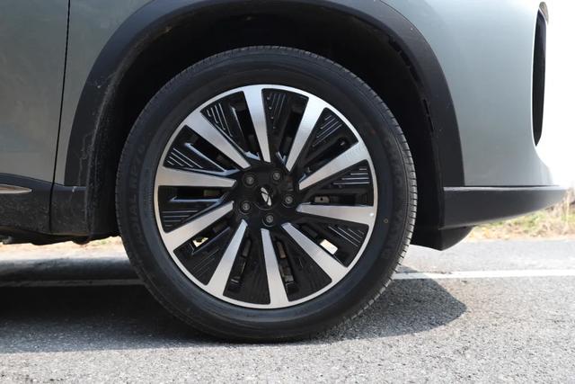 风云T8 插混中型SUV 9.99万起！5座/7座+续航破千！还看宋PLUS吗？