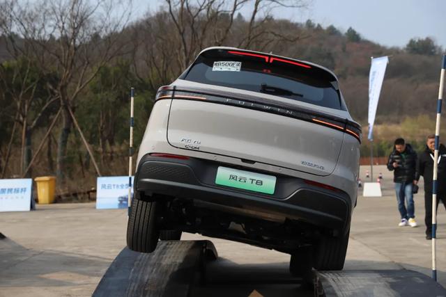 风云T8 插混中型SUV 9.99万起！5座/7座+续航破千！还看宋PLUS吗？