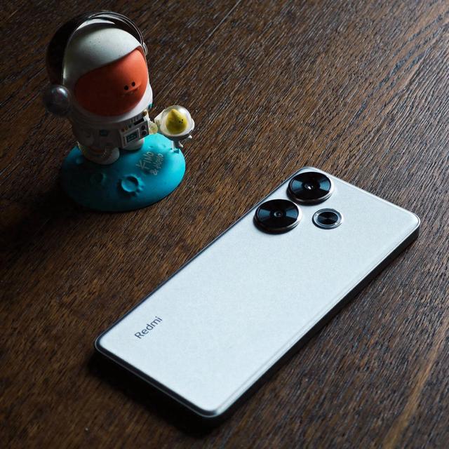 2025小米千元神机对决：天玑9300+/2K屏/120W快充闭眼买谁？