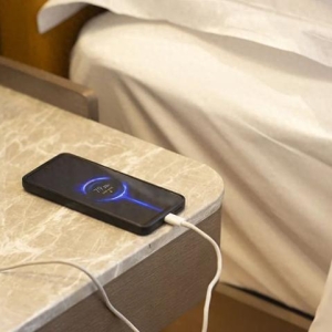 建议睡觉时把手机放1.5米以外？不是因为辐射，而是→