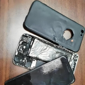 充电玩手机遭遇手机爆炸，安全使用手机需警惕