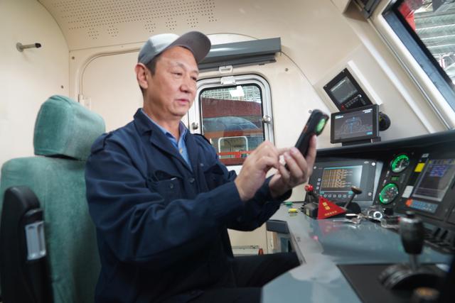 班组天地｜单位给车间每个员工发“手机”？背后的真相竟然是……