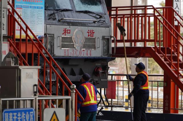 班组天地｜单位给车间每个员工发“手机”？背后的真相竟然是……