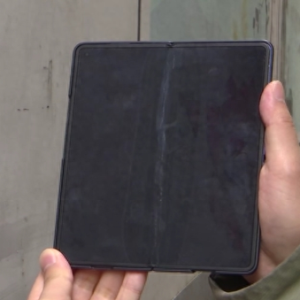 “要供起来？”近1万元买的手机，用3天就坏了！工作人员：一定要小心…