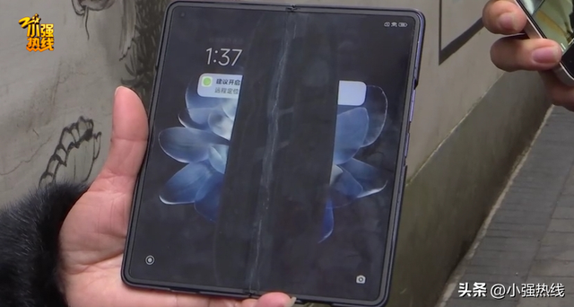 “要供起来？”近1万元买的手机，用3天就坏了！工作人员：一定要小心…