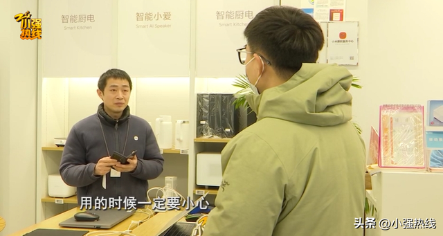 “要供起来？”近1万元买的手机，用3天就坏了！工作人员：一定要小心…