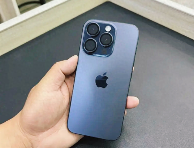 十大公认手感最好的手机，iPhone 15 Pro位列第一，华为Mate70上榜