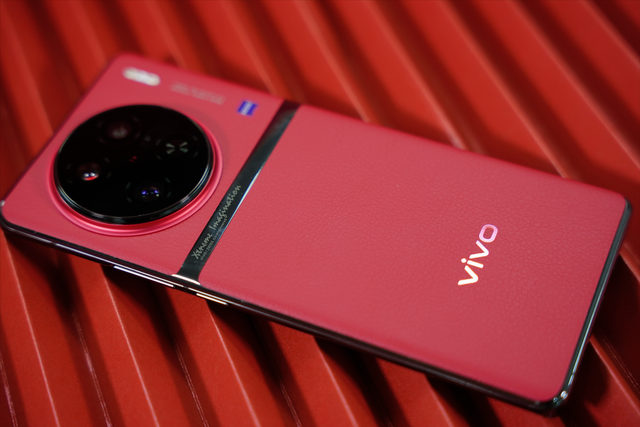 十大公认手感最好的手机，iPhone 15 Pro位列第一，华为Mate70上榜