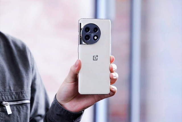 十大公认手感最好的手机，iPhone 15 Pro位列第一，华为Mate70上榜