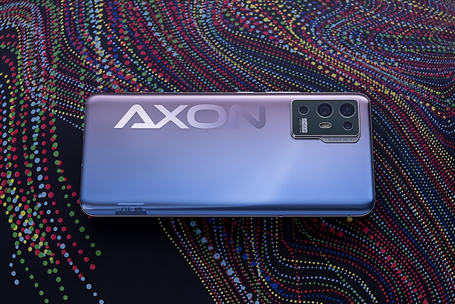 十大公认手感最好的手机，iPhone 15 Pro位列第一，华为Mate70上榜