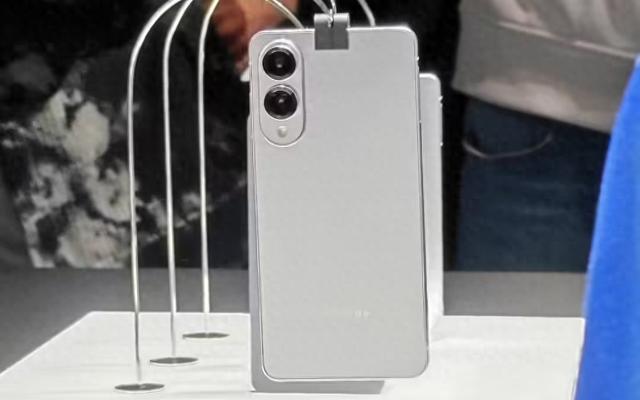 三星Galaxy S25 Edge手机亮相MWC2025，但媒体仍无法上手体验