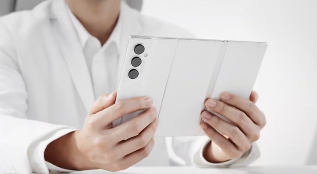 传音横、竖三折叠手机曝光，采用轻薄设计理念