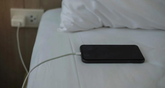 建议睡觉时把手机放1.5米以外！为啥？