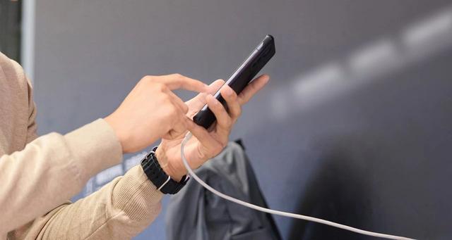 建议睡觉时把手机放1.5米以外！为啥？